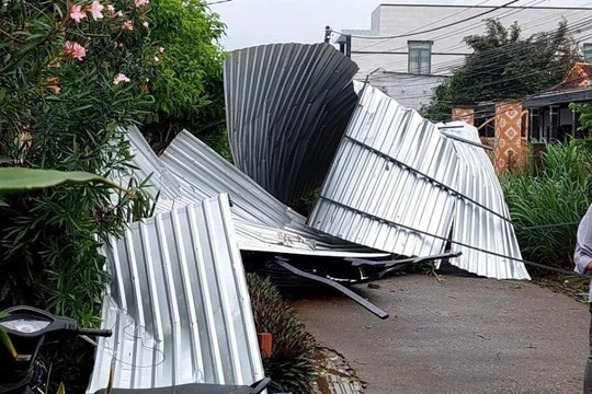 Lốc xoáy tại Bà Rịa - Vũng Tàu, hơn 30 căn nhà tốc mái