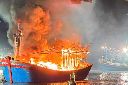 Nguyên nhân 5 tàu cá bốc cháy ngùn ngụt ở Nghệ An
