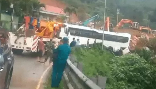 Sạt lở đèo Bảo Lộc: 4 người bị vùi lấp khi di dời phương tiện và tài sản