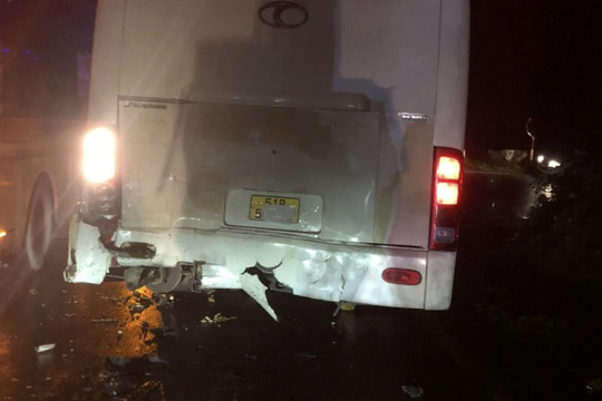 Bình Thuận: Xe tải nghi mất phanh tông vào đuôi xe khách khi đổ đèo, 3 người bị thương