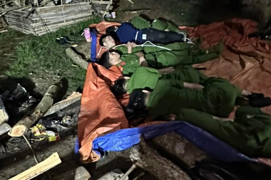 Công an Hà Giang nói về hình ảnh các chiến sĩ nằm ngủ 'la liệt' dưới đất