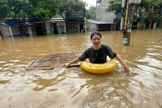 TP Lào Cai nước ngập ngang bụng, người dân bơi phao trên phố
