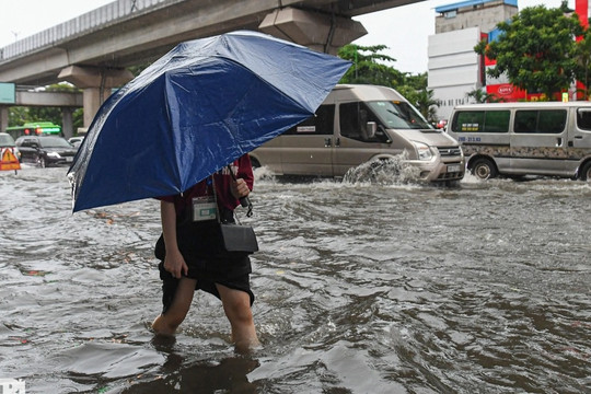 Hà Nội: Nhiều đường, phố ngập sâu trong nước, người dân 'bì bõm' tìm lối đi