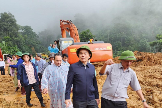 Phó Thủ tướng Trần Lưu Quang đến đèo Bảo Lộc chỉ đạo công tác cứu nạn