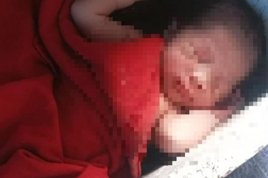 Bé sơ sinh 1 ngày tuổi bị bỏ trong thùng xốp ở Quảng Nam