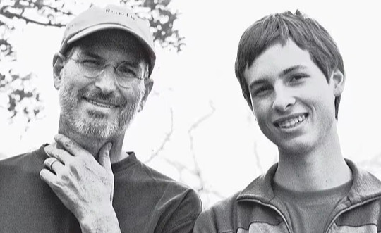 Con trai Steve Jobs lập công ty nghiên cứu phương pháp chữa ung thư