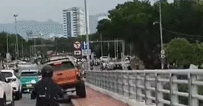 Tài xế Ford Ranger 'làm xiếc' trên cầu ở Đà Nẵng