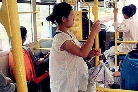 Con trai 6 tuổi không nhường ghế trên xe buýt cho bà bầu, lời nói của người mẹ khiến cả xe đồng tình