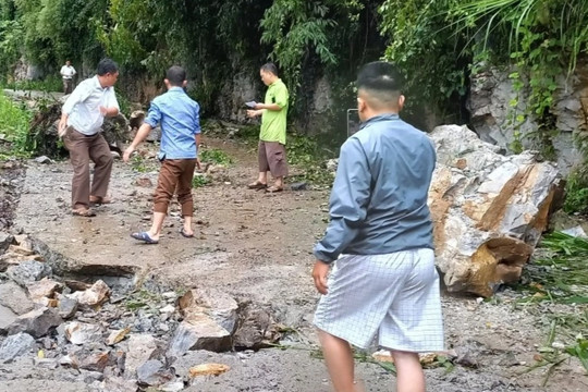 Mưa lớn khiến đất đá sạt lở xuống nhiều tuyến đường ở Điện Biên và Hòa Bình