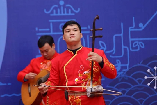 'Nghệ sĩ kéo đàn nhị ở Bờ Hồ' Trần Văn Xâm qua đời ở tuổi 39