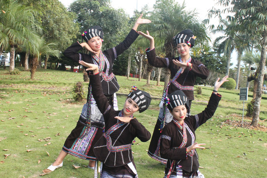 Nét độc đáo trong trang phục truyền thống của dân tộc Lự ở Lai Châu