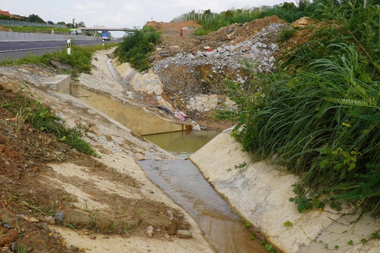 Bắt đầu khơi thông sông Phan khắc phục ngập cao tốc Phan Thiết - Dầu Giây