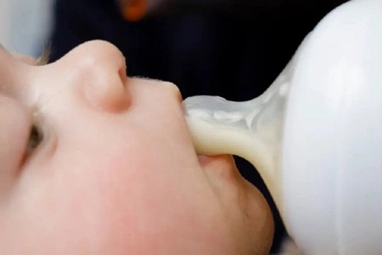 Muốn con nín khóc, mẹ đổ rượu vào bình sữa khiến bé 2 tháng tuổi hôn mê