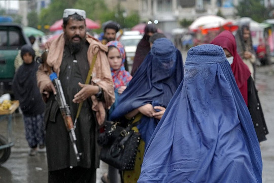‘Chết mòn’ vì phải ở nhà, phụ nữ Afghanistan đổ xô đi học làm điều dưỡng