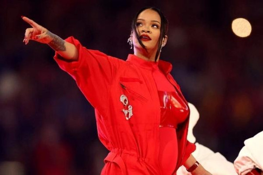 Tỷ phú Rihanna chính thức hạ sinh con sau màn thông báo rung chuyển Super Bowl