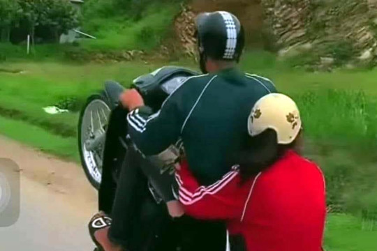 Thiếu niên chở bạn gái ‘bốc đầu' xe máy chạy trên quốc lộ