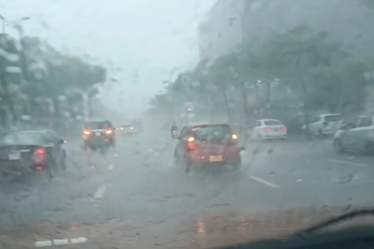Vì sao trời mưa nhiều ô tô đồng loạt bật đèn khẩn cấp?