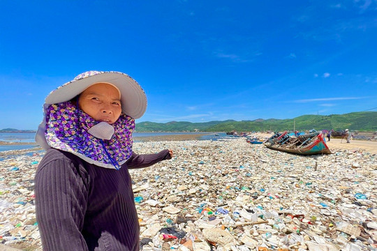 Rùng mình với hàng tấn rác thải chất đống ở đầm nước mặn Sa Huỳnh