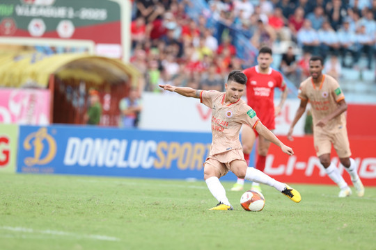 Tiền vệ Quang Hải có bàn thắng đầu tiên trong màu áo đội Công an Hà Nội