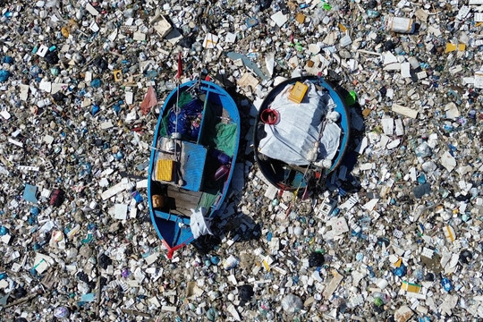 Tàu thuyền mắc cạn giữa 'biển' rác thải ở Quảng Ngãi

