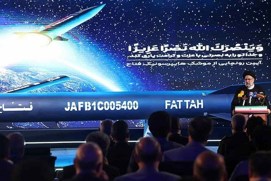 Iran ra mắt tên lửa siêu vượt âm Fattah
