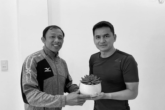 Huấn luyện viên Kiatisak kể về kỷ niệm với trợ lý Dương Minh Ninh