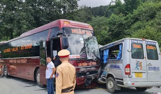 Hai xe khách va chạm ở Lào Cai, 13 người bị thương