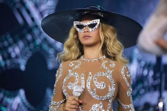 'Ong chúa' Beyoncé mặc như không trên sân khấu