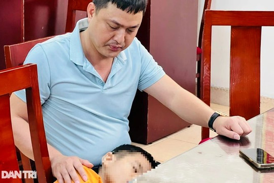 Khoảnh khắc người mẹ giật lại con trai 7 tuổi bị bắt cóc ở Hà Nội