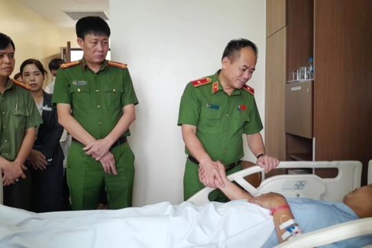 Phó Giám đốc Công an Hà Nội thăm cán bộ bị kẻ bắt cóc bắn bị thương