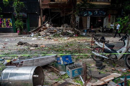 Hiện trường tan hoang sau vụ nổ lớn tại quán ăn ở Hà Nội