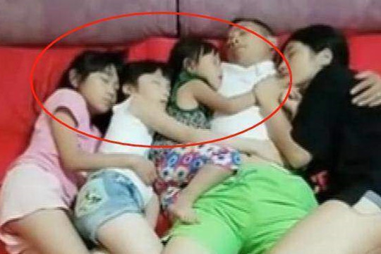 Nhà có 3 cô con gái thích ngủ với bố mẹ từ nhỏ, mẹ tình cờ chụp được ảnh này liền quyết định cho con ngủ riêng