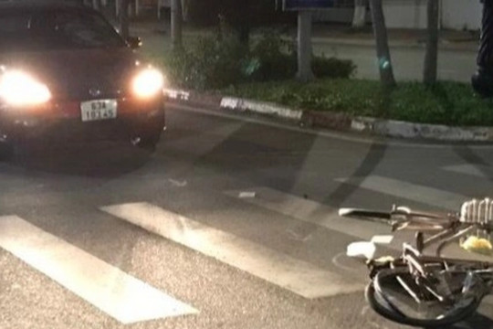 Tìm thân nhân người đàn ông đi xe đạp bị ô tô tông tử vong