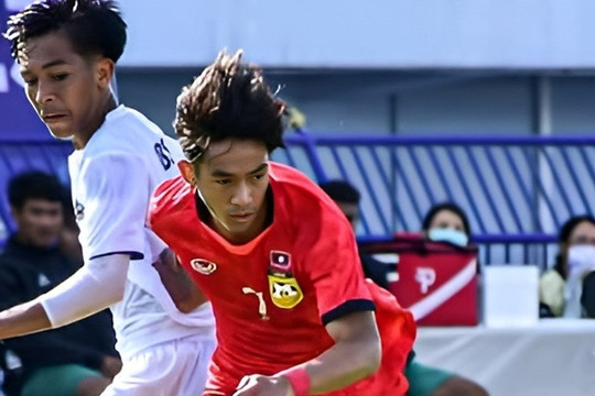 Thủ môn U23 Philippines mắc sai lầm giúp U23 Lào may mắn có điểm, dù chơi hơn người