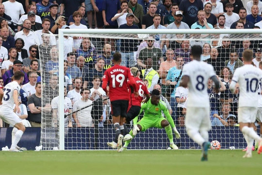 VAR gây tranh cãi, Man Utd gục ngã trên sân Tottenham