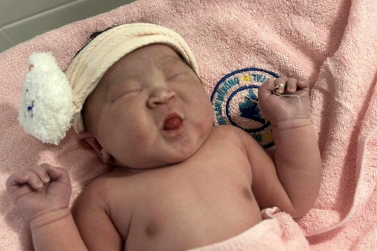 Em bé 3,7kg chào đời cùng vòng tránh thai của mẹ trong màng bánh nhau