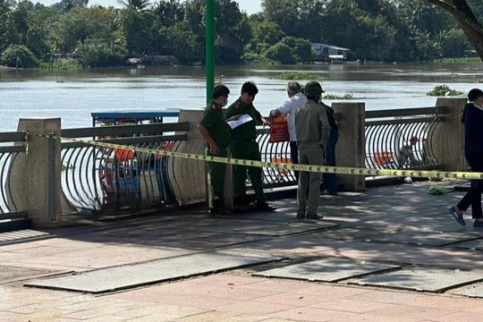 Thi thể nam thanh niên trôi trên sông Sài Gòn sau 2 ngày nhảy cầu Phú Cường