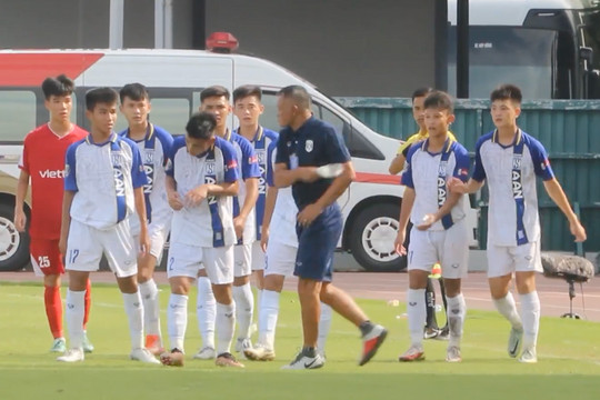 Huấn luyện viên đánh cầu thủ U15 Sông Lam Nghệ An trên sân có sai?