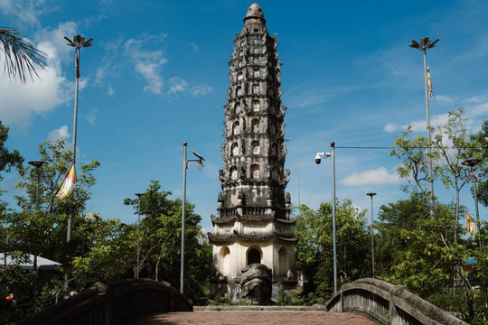 Ngọn tháp 'chín tầng trời' trong ngôi chùa thiêng nổi tiếng Nam Định