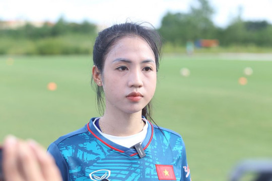 Hậu vệ Trần Thị Duyên cố gắng theo kịp đàn chị tại tuyển nữ Việt Nam