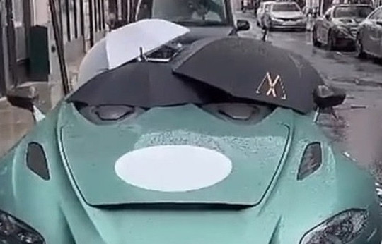 Siêu xe mui trần Aston Martin phải che ô khi gặp mưa: Người giàu cũng 'khóc'