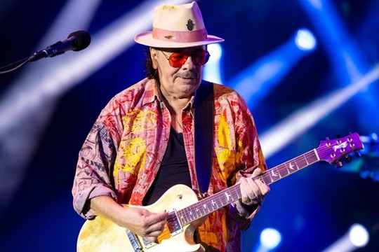 Huyền thoại guitar Carlos Santana xin lỗi về phát ngôn chống người chuyển giới