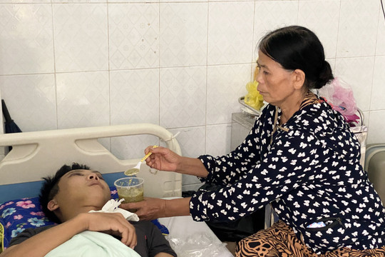Đưa nạn nhân bị nhóm côn đồ ở Thanh Hoá đánh bất tỉnh đi giám định pháp y