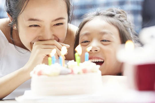 Vì sao đứa trẻ nào cũng mong đợi tới sinh nhật, ba mẹ có nhất thiết phải tổ chức hoành tráng không?