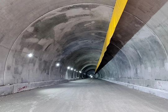 Nối thông 2 hầm đường bộ dài nhất trên tuyến cao tốc Bắc - Nam