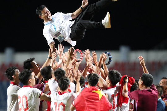 U23 Việt Nam 'công kênh' HLV Hoàng Anh Tuấn mừng vô địch U23 Đông Nam Á
