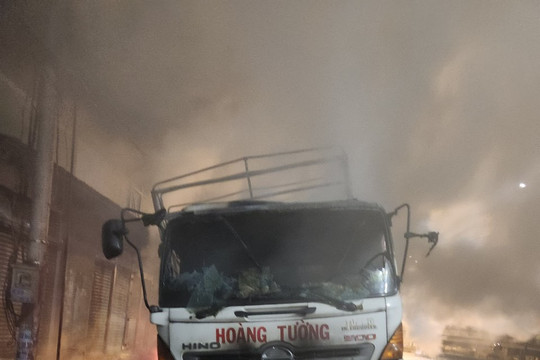 Xe tải chở vỏ hạt điều cháy dữ dội trên Quốc lộ 51