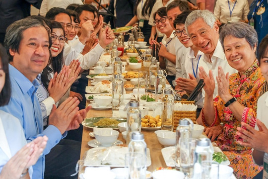 Thủ tướng Singapore cùng Phu nhân thưởng thức cốm, bánh cuốn cùng sinh viên