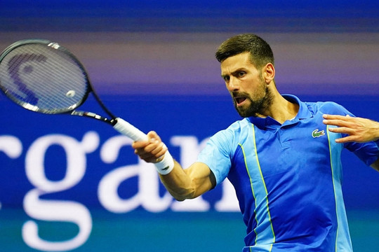 Thắng trận ra quân US Open, Djokovic chiếm ngôi số 1 thế giới