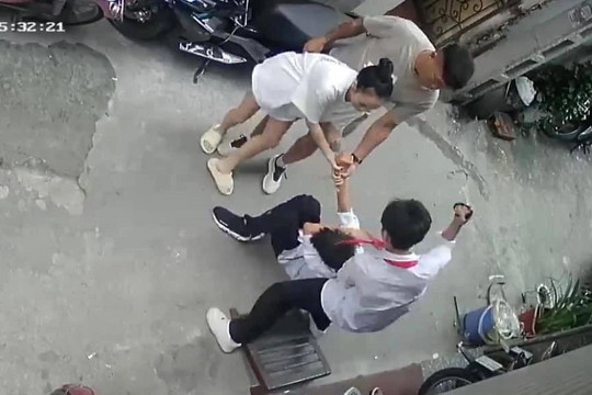 Nguyên nhân nam sinh cấp 2 ở Hà Nội bị đánh hội đồng